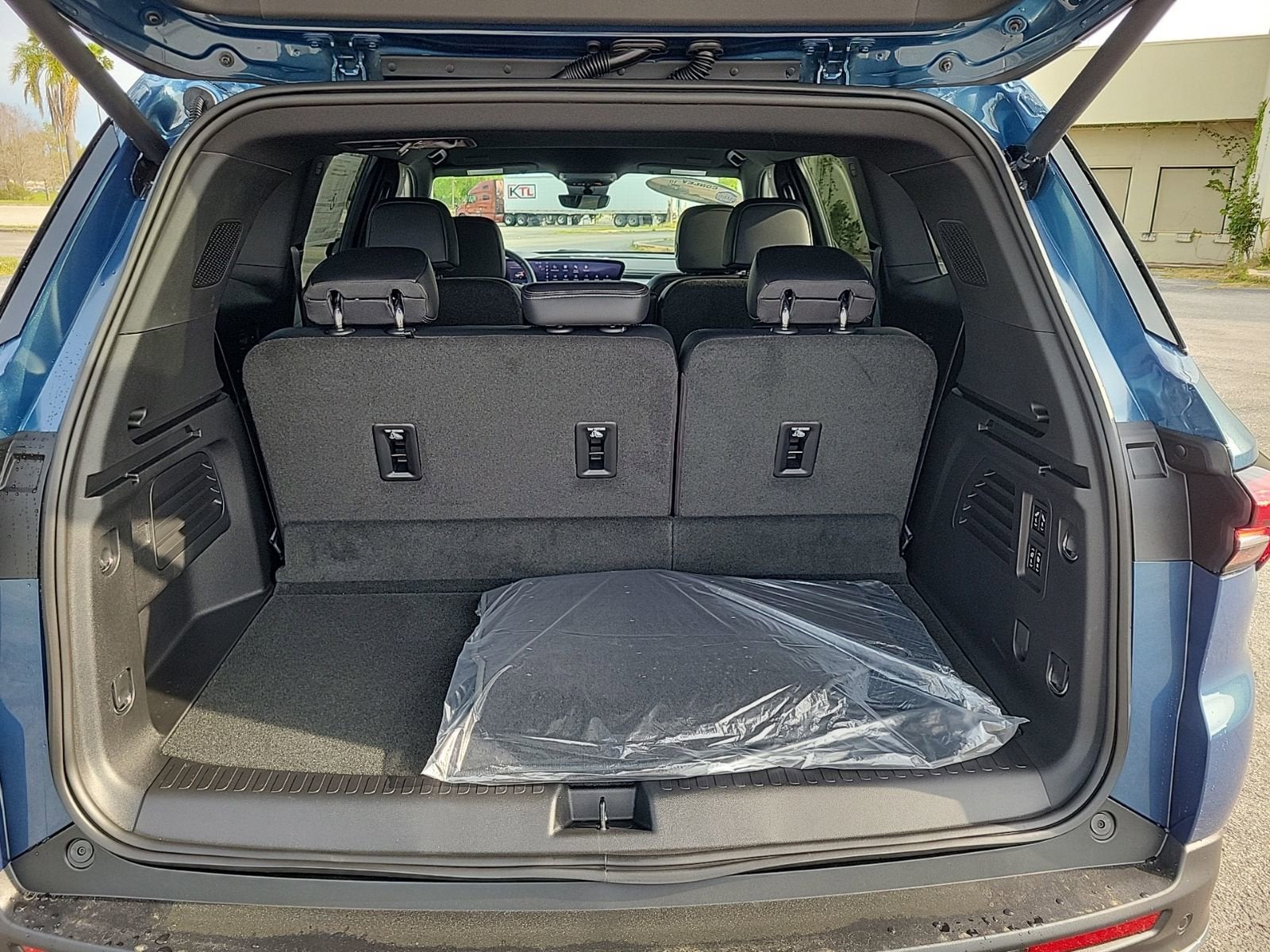 View vehicle photo 7