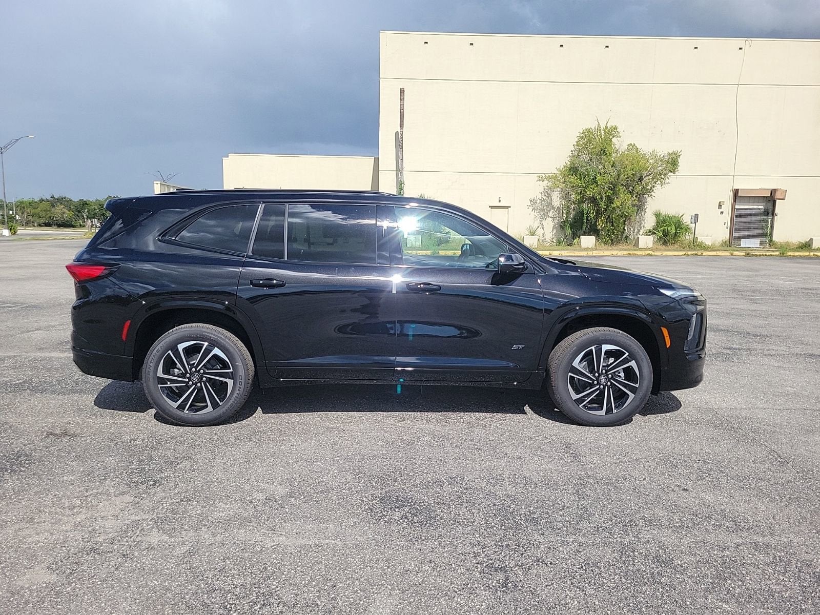 View vehicle photo 5
