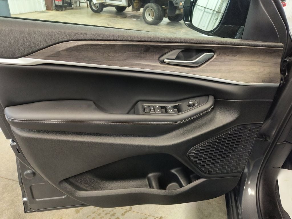 New 2026 Baltic Gray Metallic Clear-Coat Exterior Paint Jeep GRAND CHEROKEE LAREDO ALTITUDE 4X4 image 11