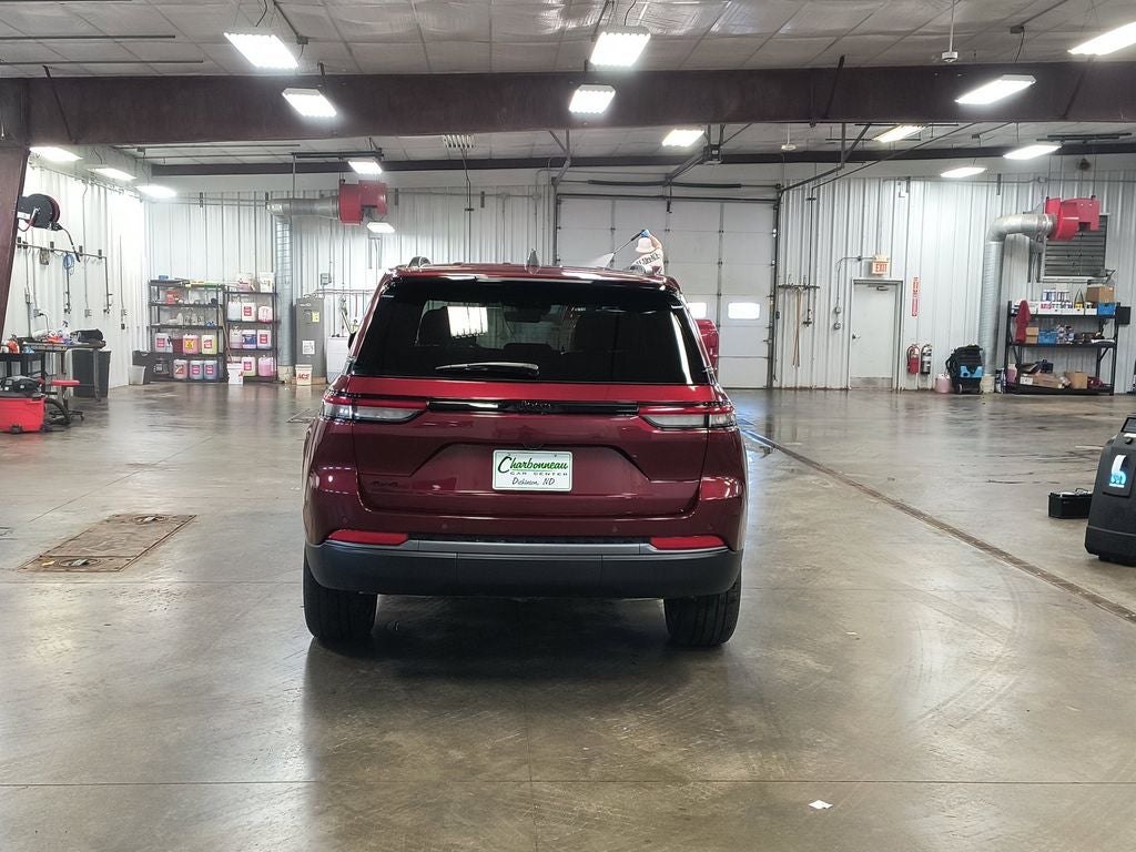 New 2026 Velvet Red Pearl-Coat Exterior Paint Jeep GRAND CHEROKEE LIMITED 4X4 image 4