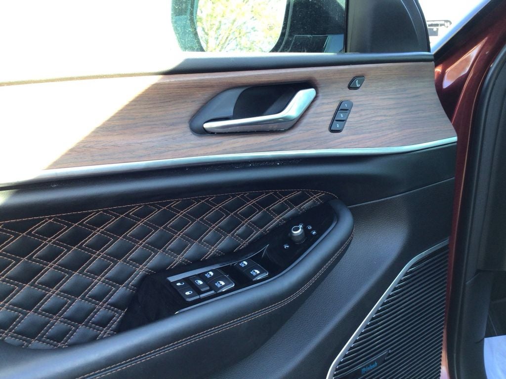 Used 2022 Velvet Red Pearlcoat Jeep Summit 4x4 image 11