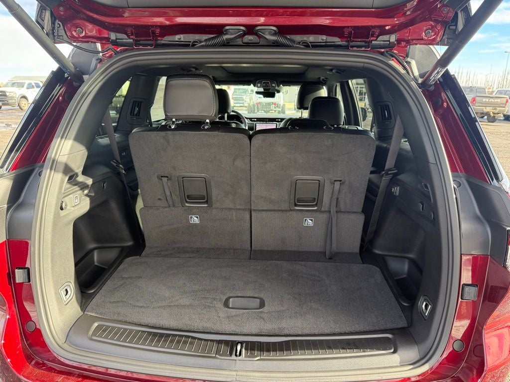 New 2025 Velvet Red Pearl-Coat Exterior Paint Jeep GRAND CHEROKEE L LIMITED 4X4 image 12