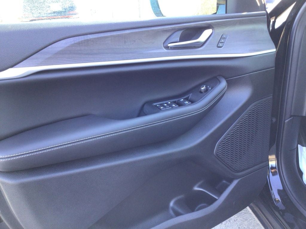 New 2025 Diamond Black Crystal Pearl-Coat Exterior Paint Jeep GRAND CHEROKEE L LIMITED 4X4 image 11