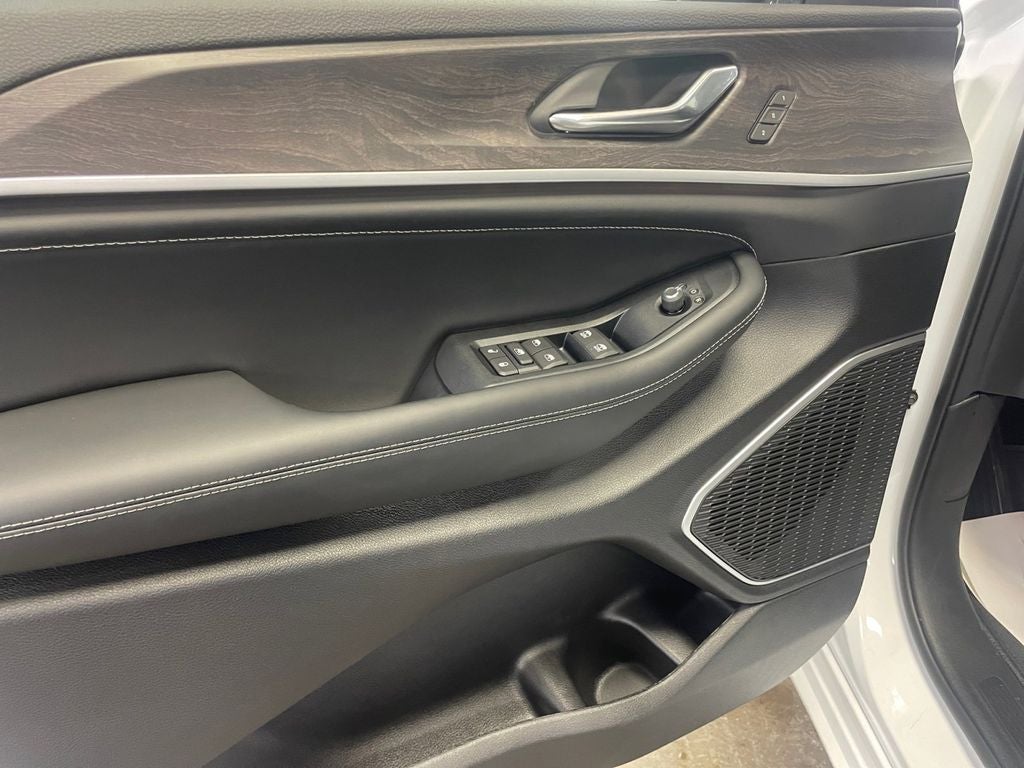 New 2026 Bright White Clear-Coat Exterior Paint Jeep GRAND CHEROKEE L LIMITED RESERVE 4X4 image 11