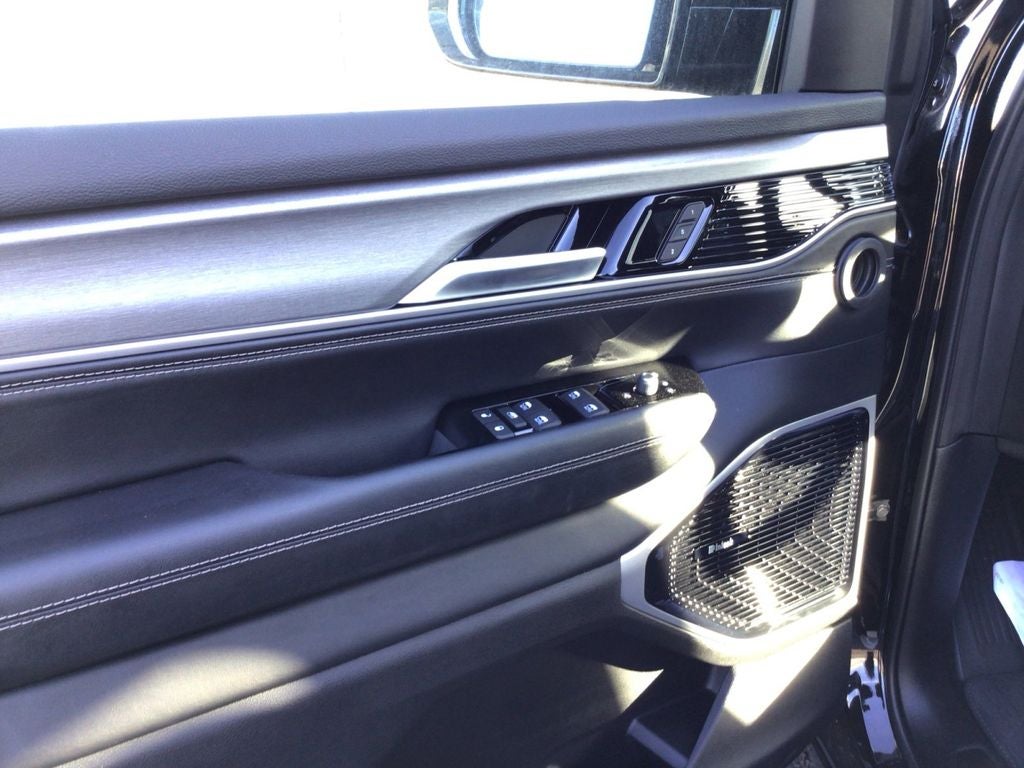 Used 2025 Diamond Black Crystal Pearlcoat Jeep Series III 4x4 image 11