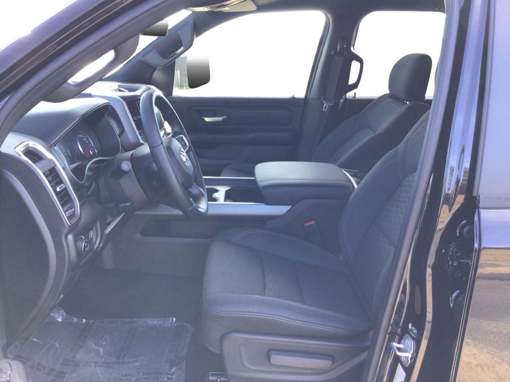 New 2026 Diamond Black Crystal Pearl-Coat Exterior Paint RAM RAM 1500 EXPRESS CREW CAB 4X4 5