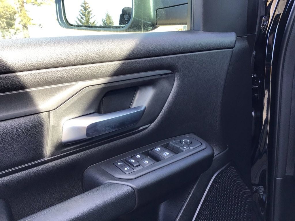 New 2026 Diamond Black Crystal Pearl-Coat Exterior Paint RAM RAM 1500 EXPRESS CREW CAB 4X4 5