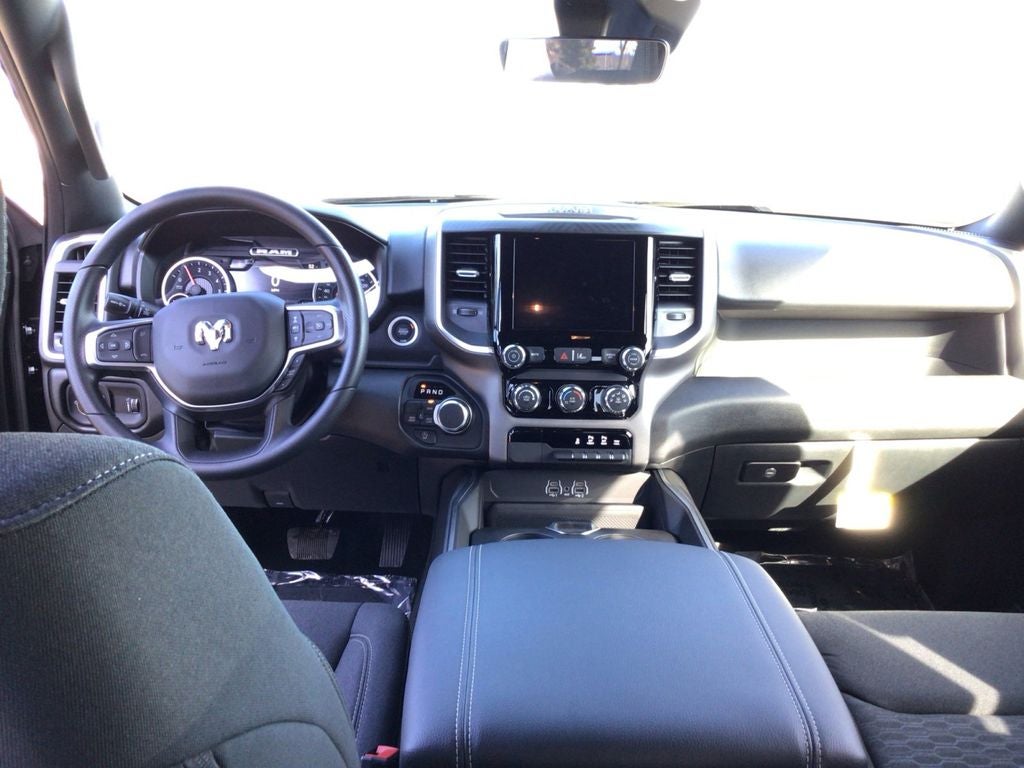 New 2026 Diamond Black Crystal Pearl-Coat Exterior Paint RAM RAM 1500 EXPRESS CREW CAB 4X4 5