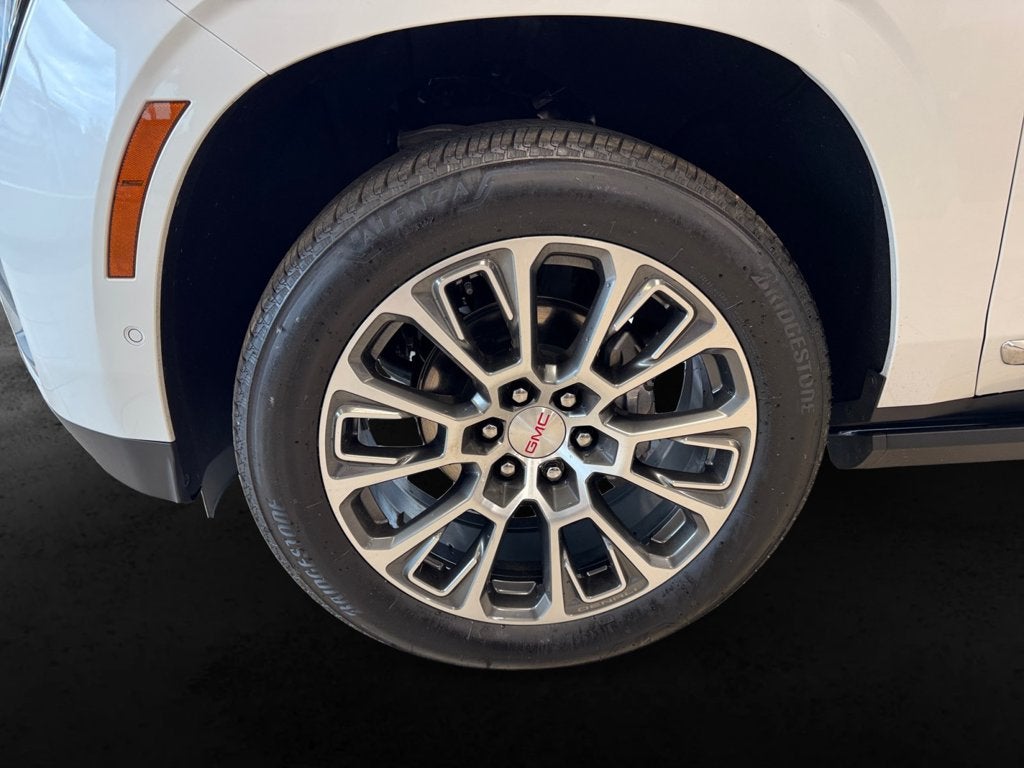 Used 2025 White Frost Tricoat GMC 4WD Denali image 9