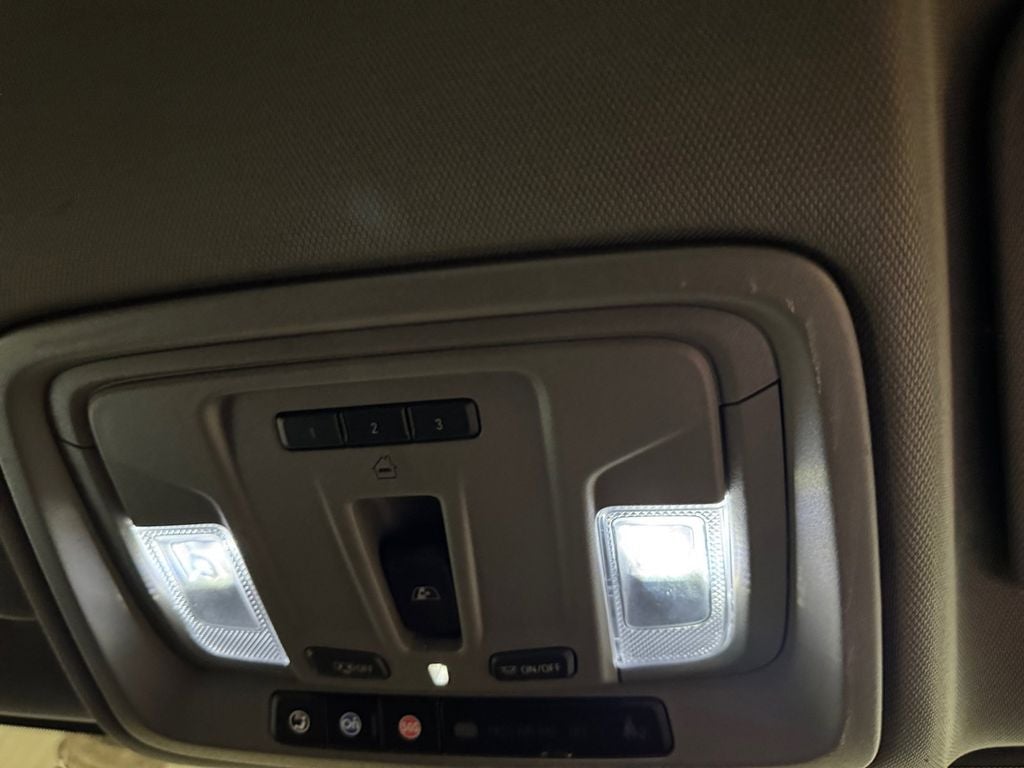 Used 2021 Quicksilver Metallic GMC 4WD Crew Cab Standard Bed SLT image 21