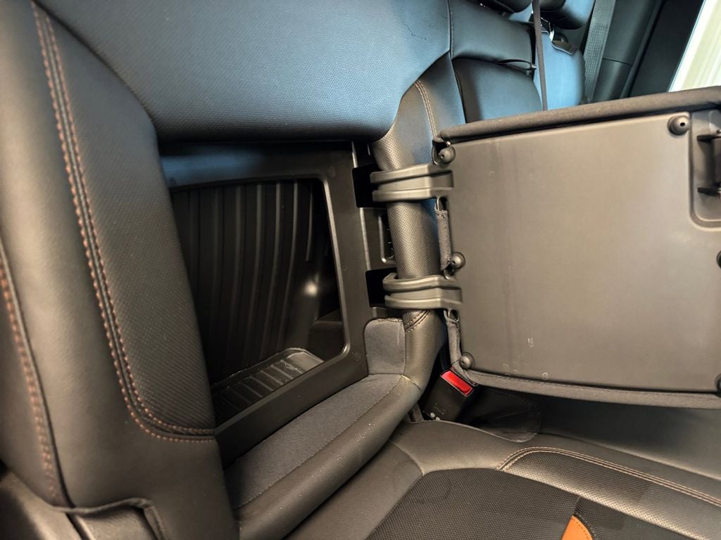 Used 2020 Summit White GMC 4WD Crew Cab Standard Bed AT4 image 23