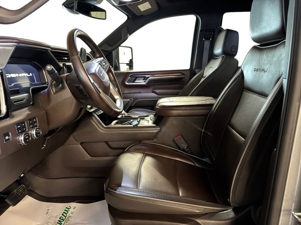 Used 2024 Sterling Metallic GMC 4WD Crew Cab Long Bed Denali image 10