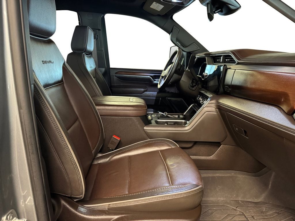 Used 2024 Sterling Metallic GMC 4WD Crew Cab Long Bed Denali image 17