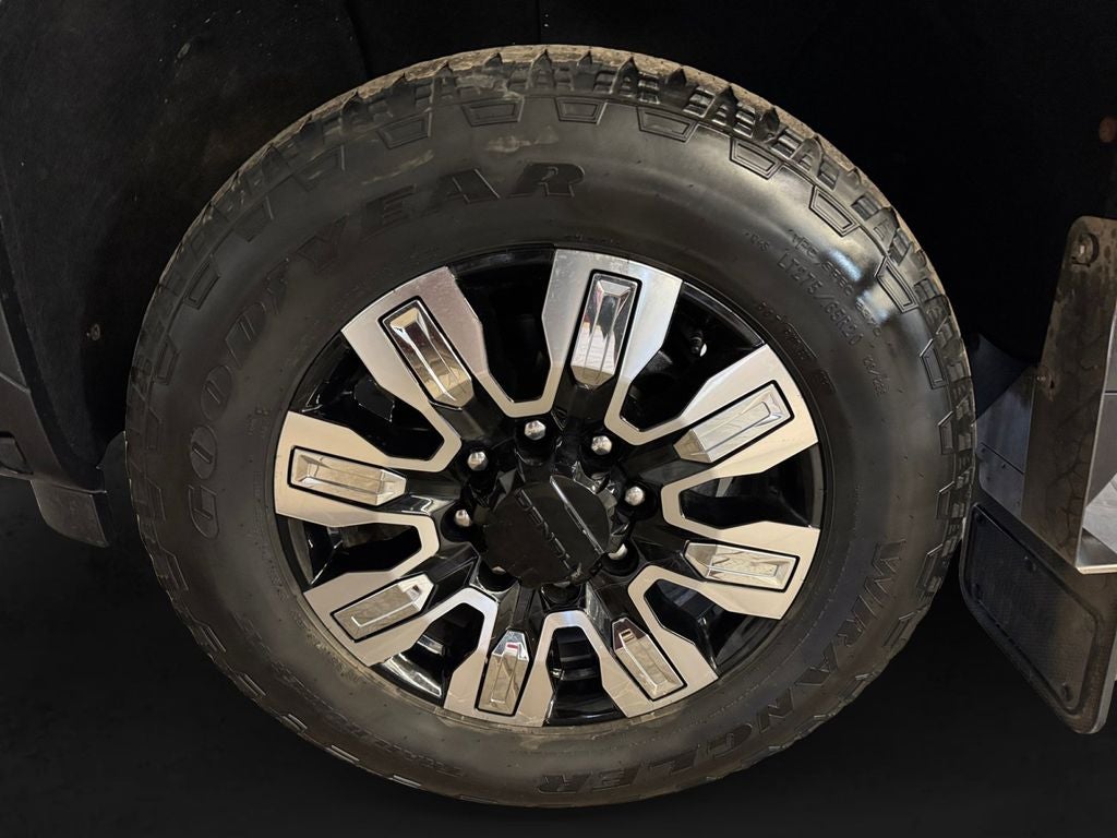 Used 2024 Sterling Metallic GMC 4WD Crew Cab Long Bed Denali image 9