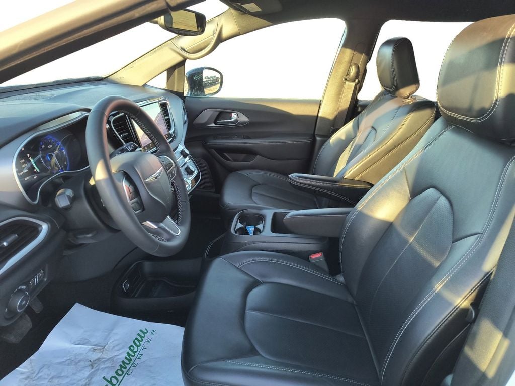 Used 2025 Bright White Clearcoat Chrysler Select image 10