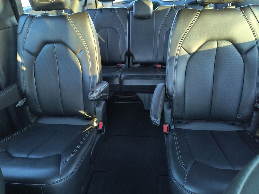 Used 2025 Bright White Clearcoat Chrysler Select image 16