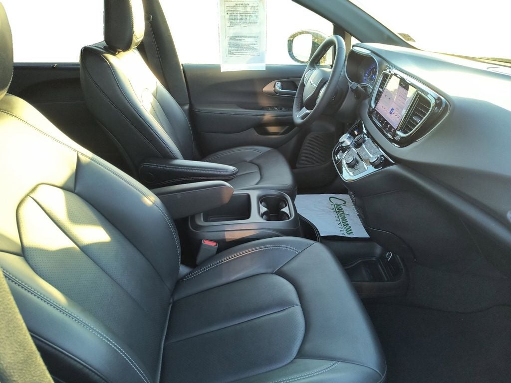 Used 2025 Bright White Clearcoat Chrysler Select image 17