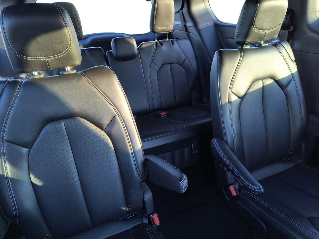 Used 2025 Bright White Clearcoat Chrysler Select image 18