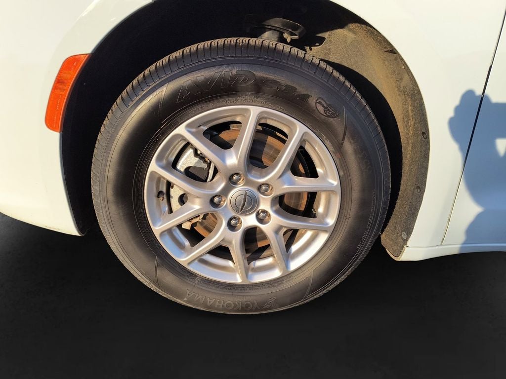 Used 2025 Bright White Clearcoat Chrysler Select image 9