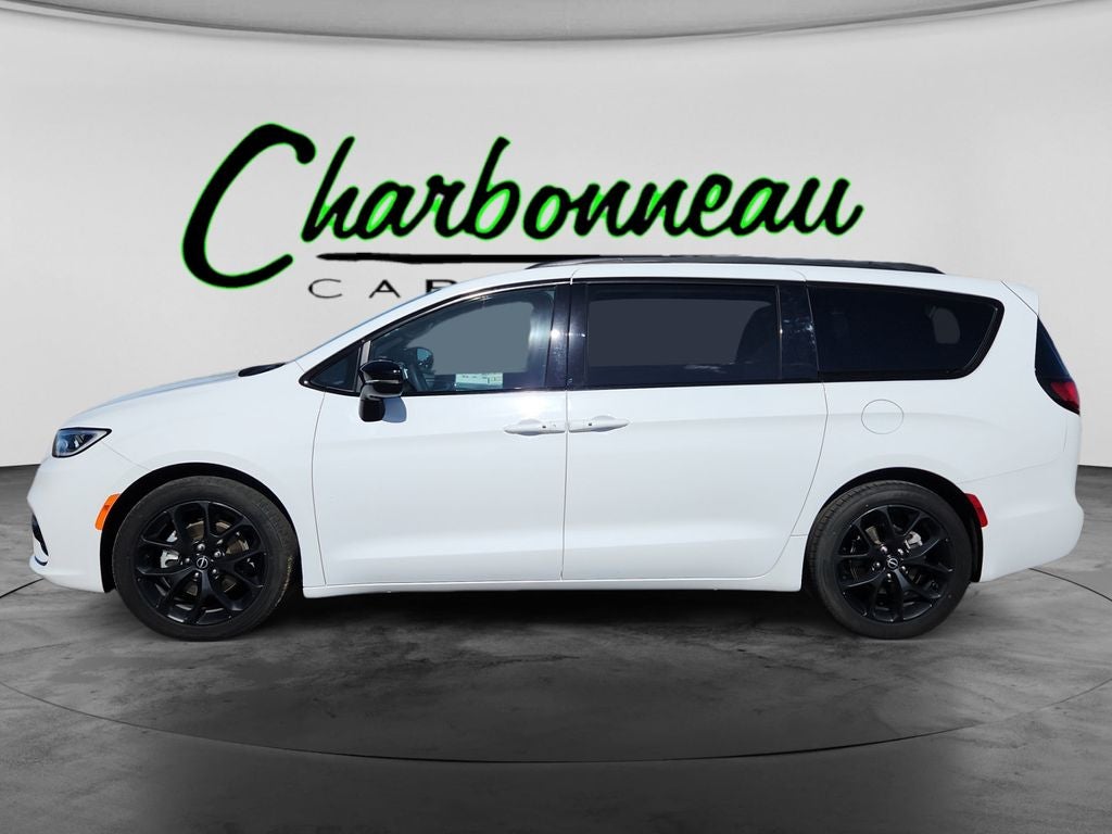 Used 2025 Bright White Clearcoat Chrysler Limited image 2