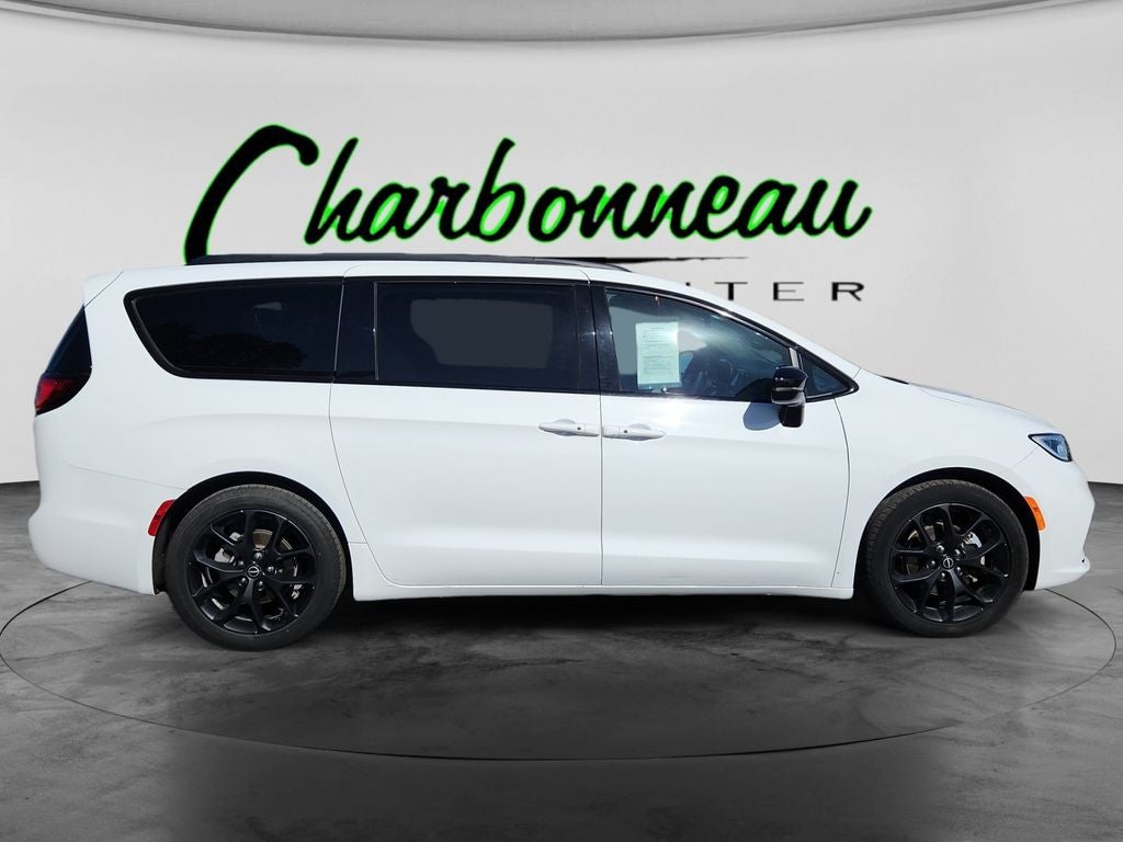 Used 2025 Bright White Clearcoat Chrysler Limited image 6