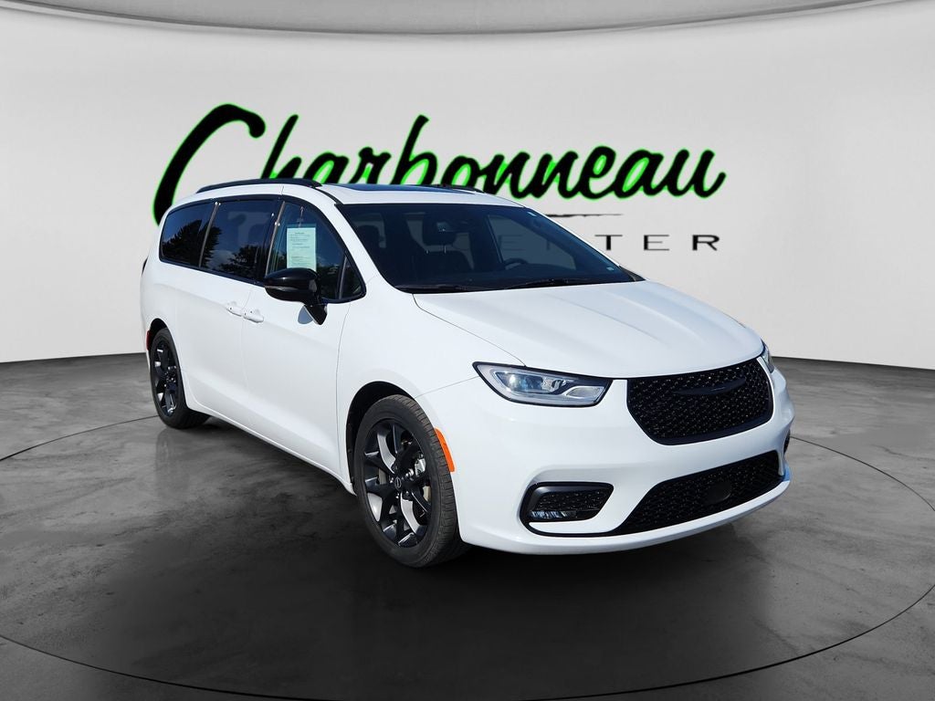 Used 2025 Bright White Clearcoat Chrysler Limited image 7