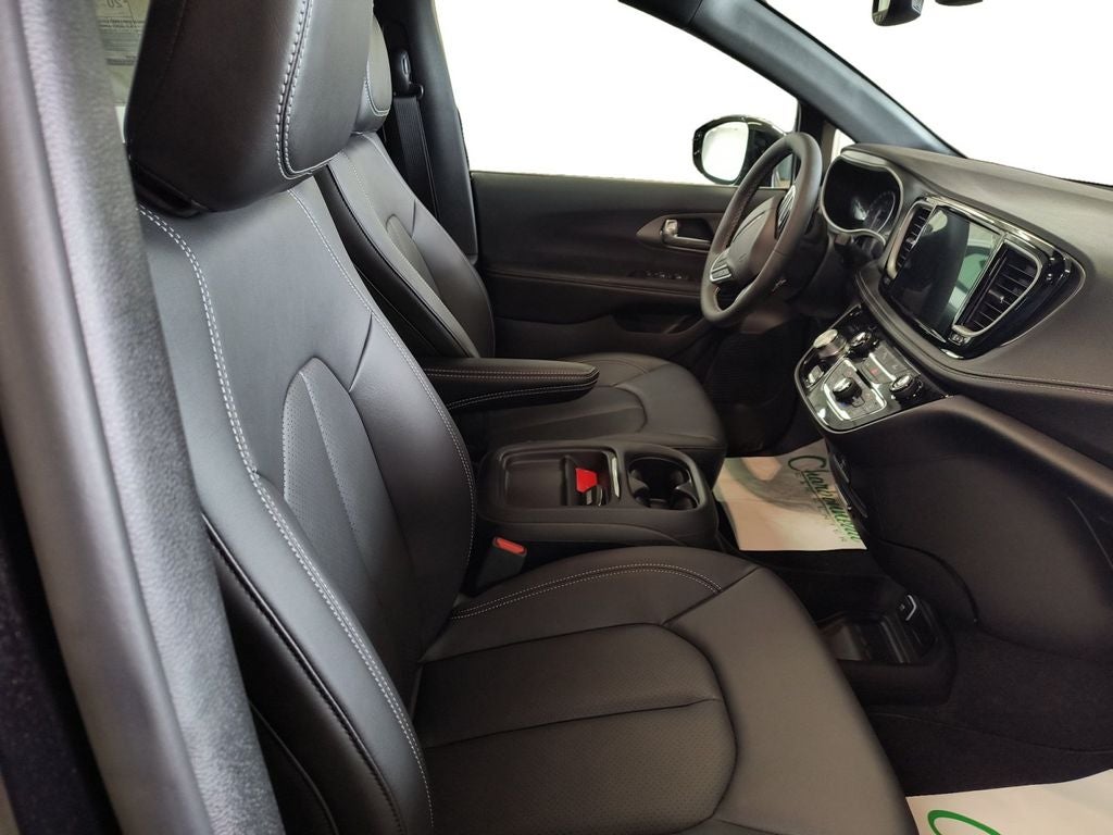 New 2027 Diamond Black Crystal Pearl-Coat Exterior Paint Chrysler PACIFICA SELECT AWD image 17
