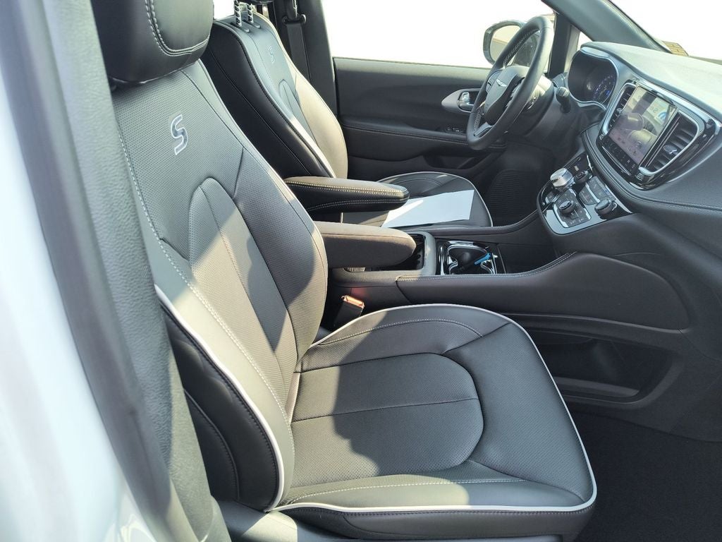 New 2026 Bright White Clear-Coat Exterior Paint Chrysler PACIFICA LIMITED AWD image 17
