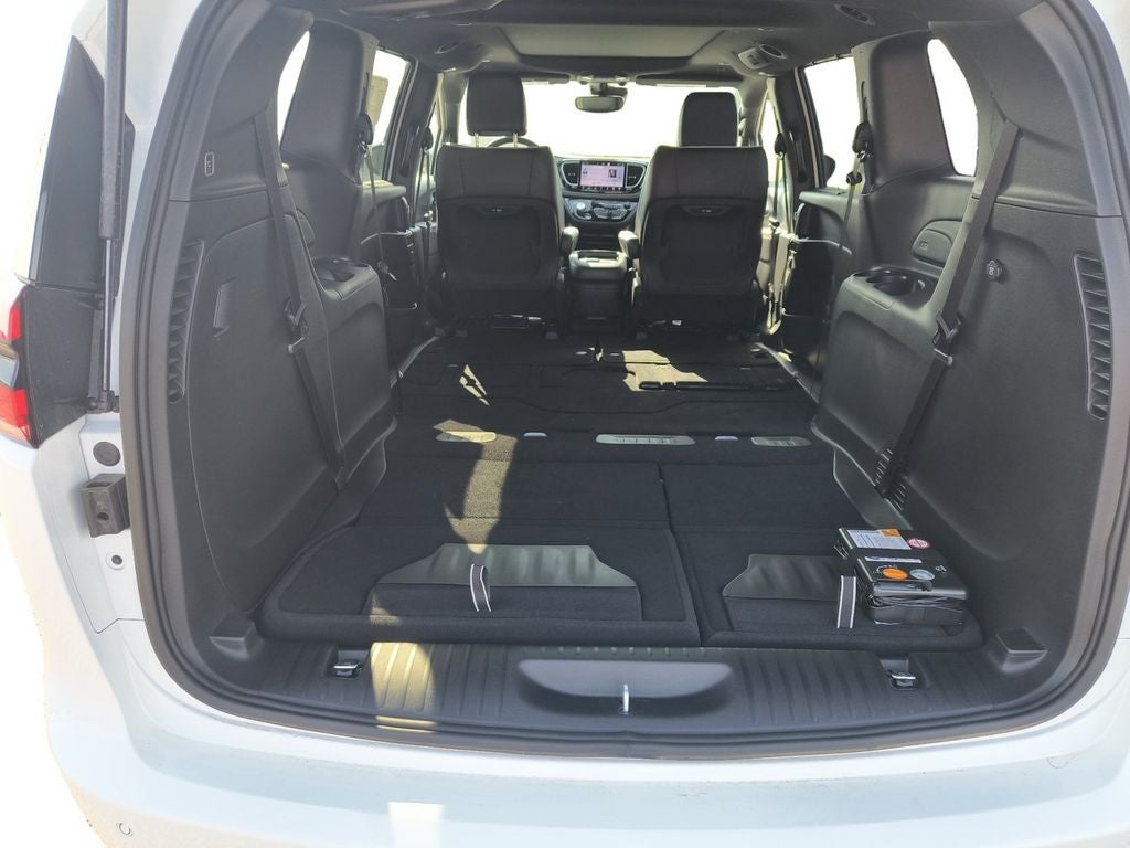 New 2026 Bright White Clear-Coat Exterior Paint Chrysler PACIFICA LIMITED AWD image 19