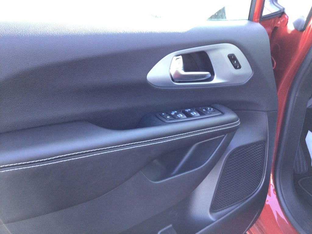 New 2026 Red Hot Pearl-Coat Exterior Paint Chrysler PACIFICA LIMITED AWD image 11