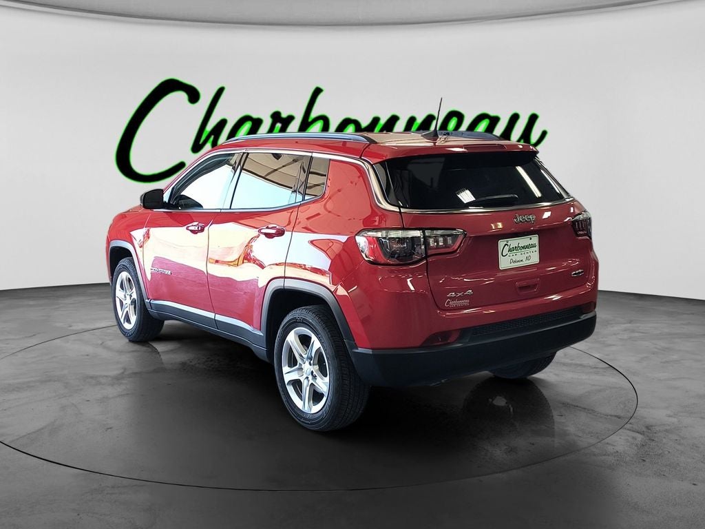 Used 2024 Red Jeep Latitude 4x4 image 3