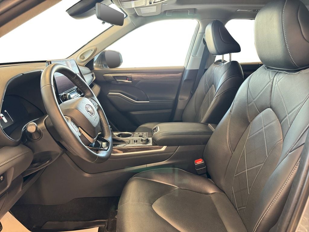Used 2023 Moon Dust Toyota Platinum image 10