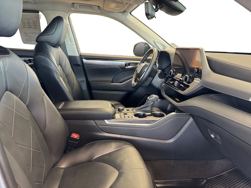 Used 2023 Moon Dust Toyota Platinum image 17