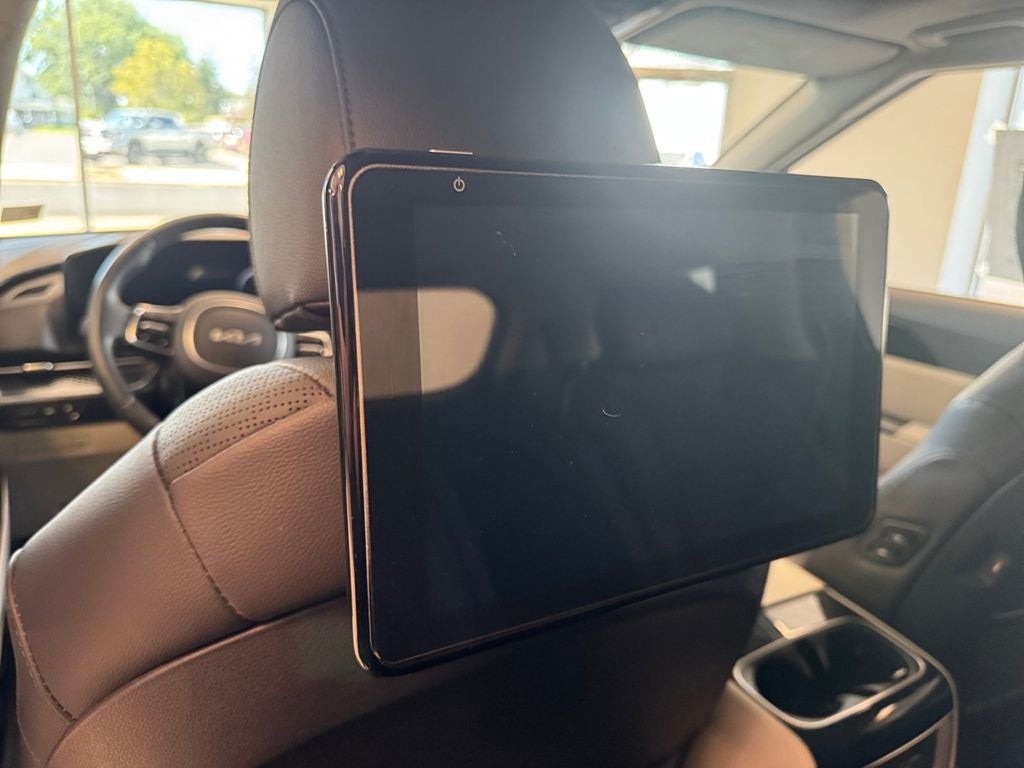 Used 2024 Snow White Pearl Kia SX Prestige image 21