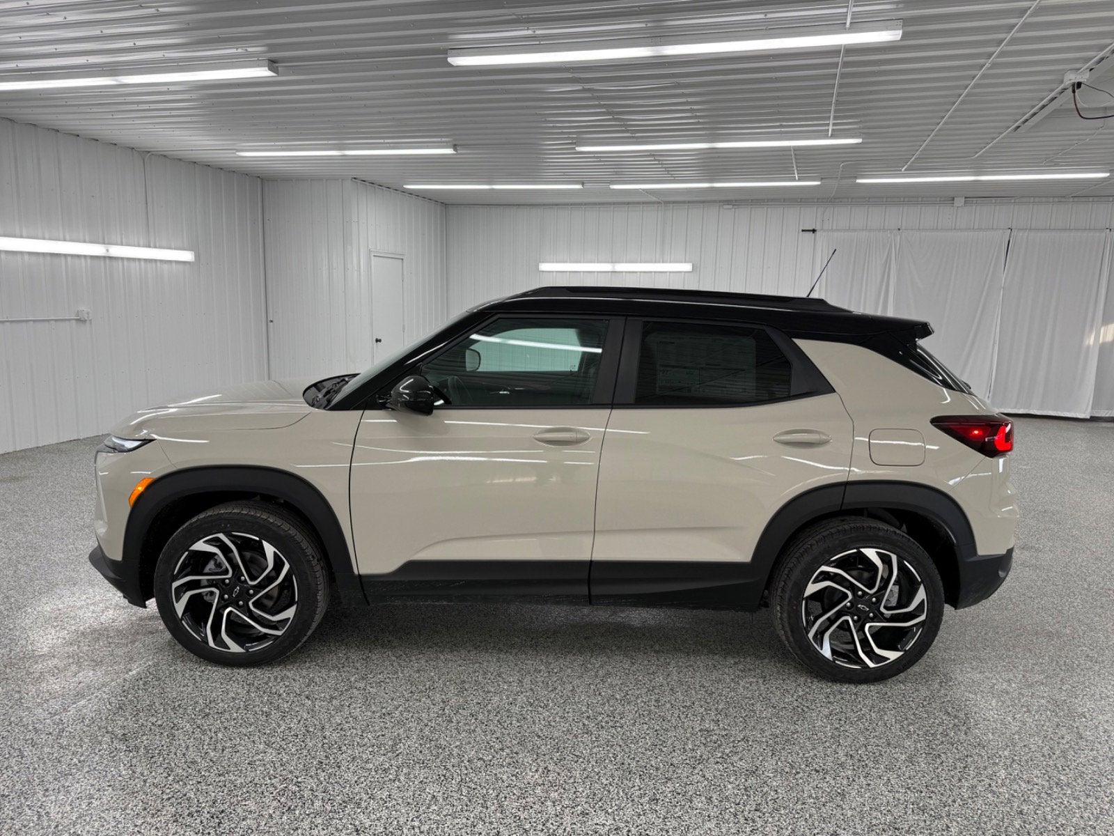 View vehicle photo 2