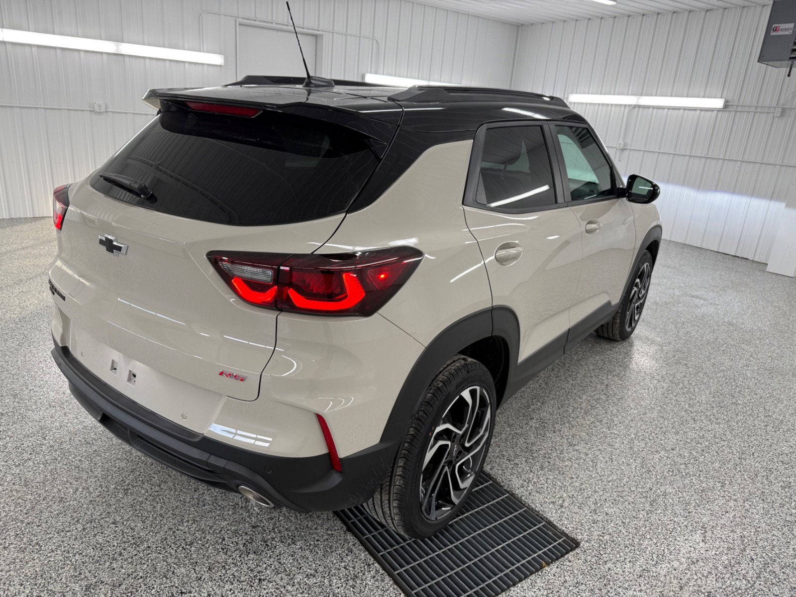 View vehicle photo 4