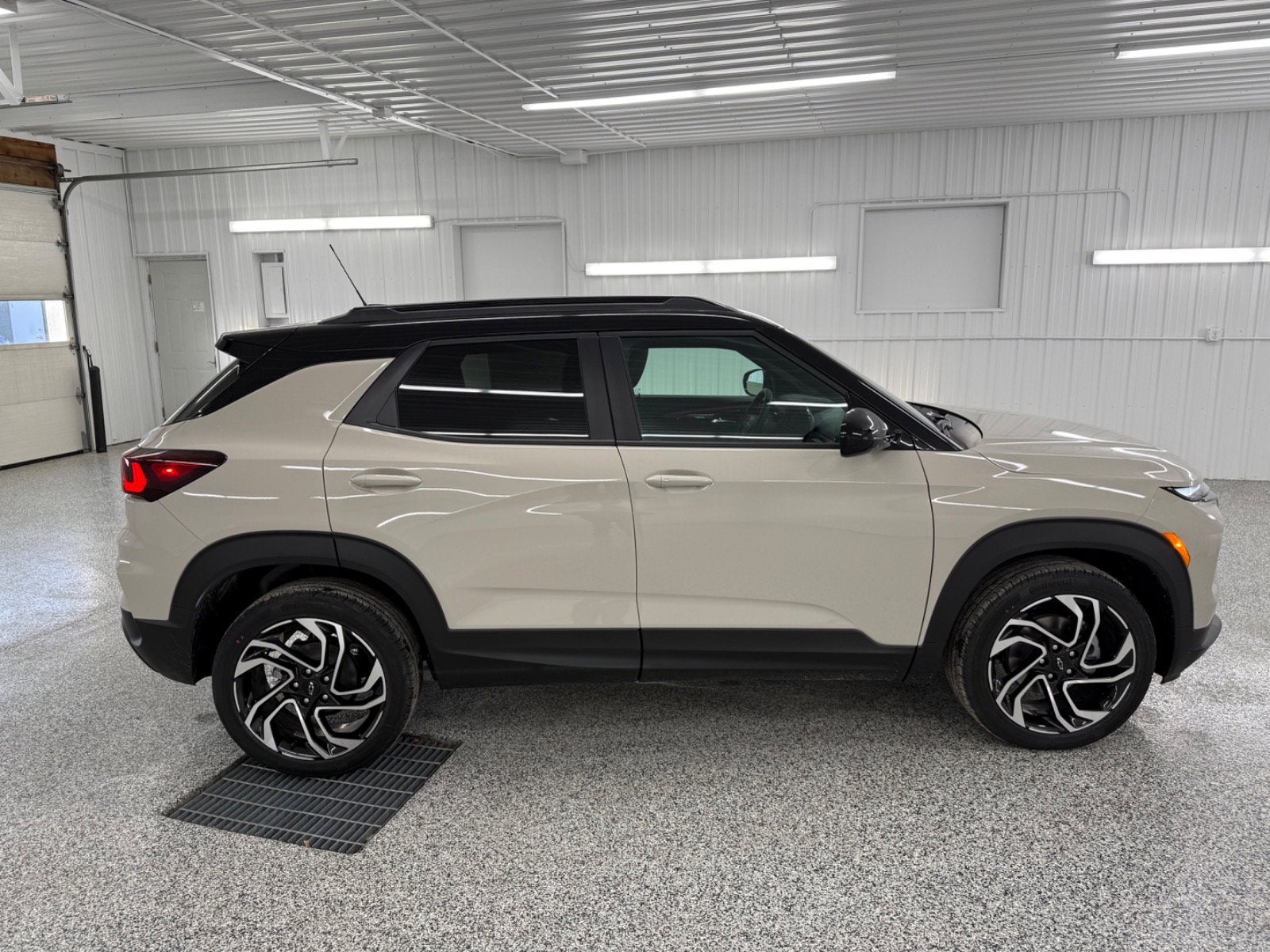 View vehicle photo 5