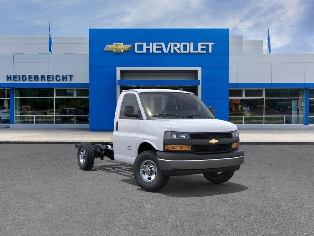 Summit White 2026 Chevrolet Express Chassis Van Rear-Wheel Drive Automatic