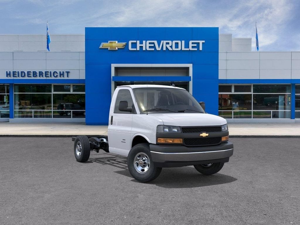 Summit White 2026 Chevrolet Express Chassis Van Rear-Wheel Drive Automatic