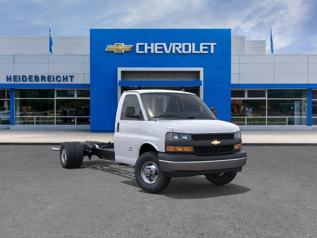 Summit White 2025 Chevrolet Express Chassis Van Rear-Wheel Drive Automatic