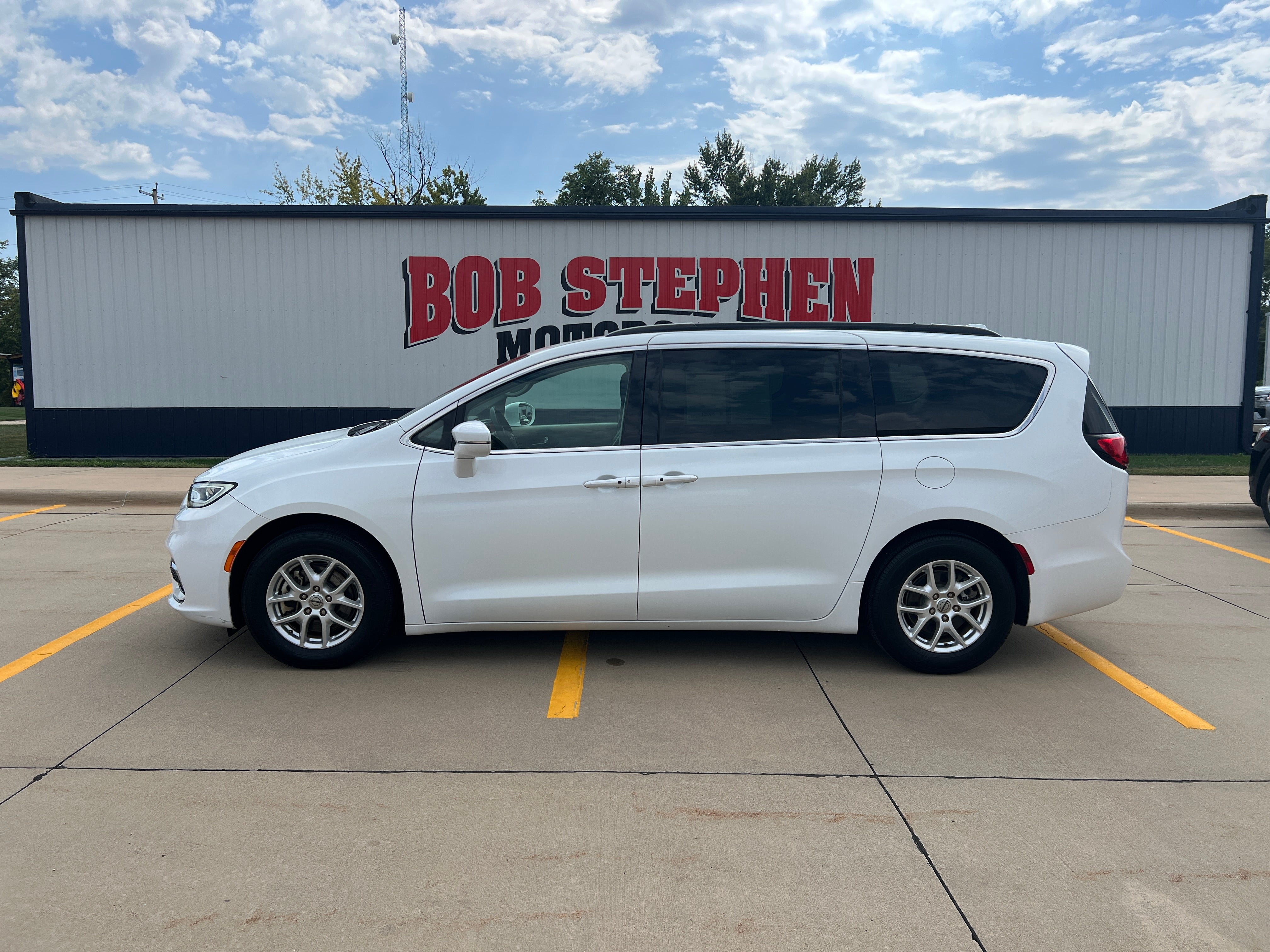  2022 Chrysler Pacifica Minivan Front-Wheel Drive Automatic