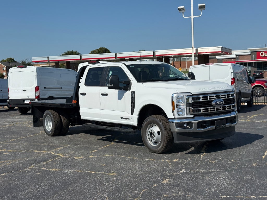 Oxford White 2026 Ford F-350 Super Duty Chassis Pickup Truck Four-Wheel Drive Automatic