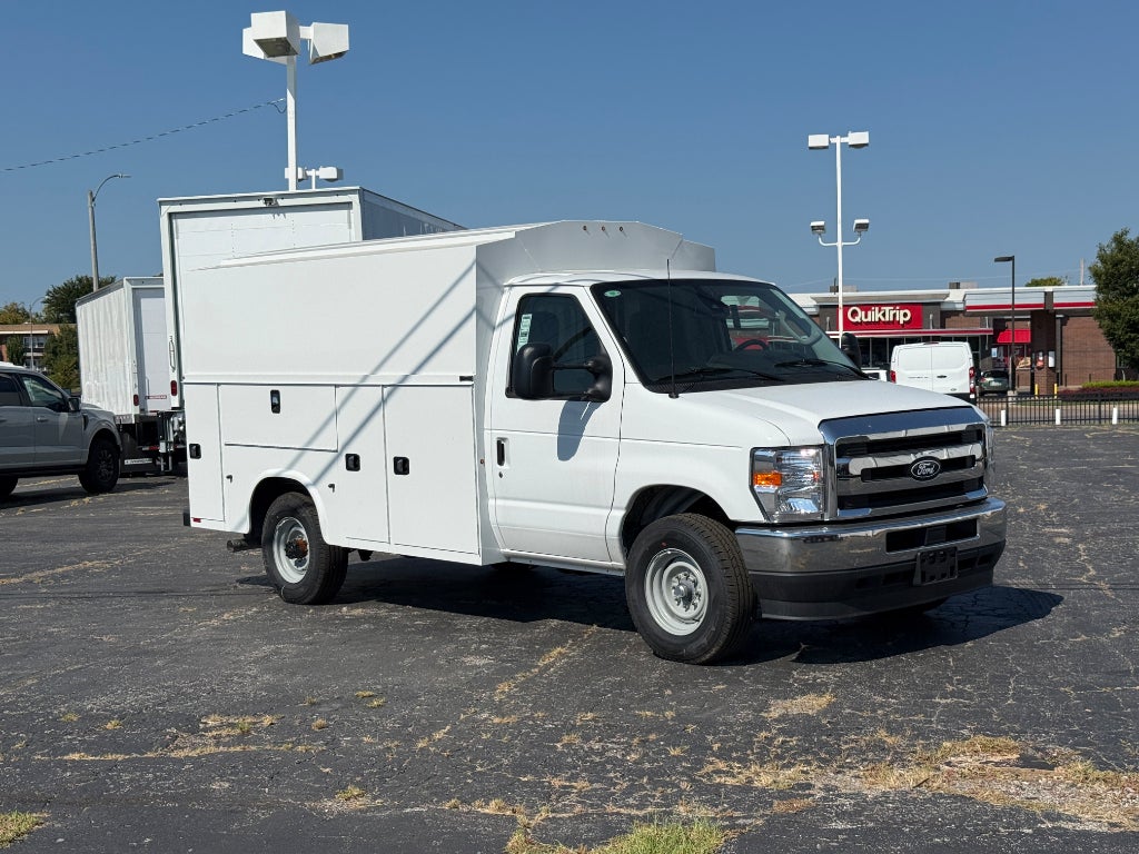 Oxford White 2027 Ford E-Series Chassis Pickup Truck Rear-Wheel Drive 6-Speed Automatic
