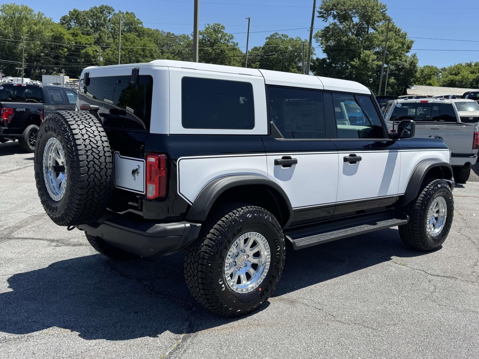 View vehicle photo 7