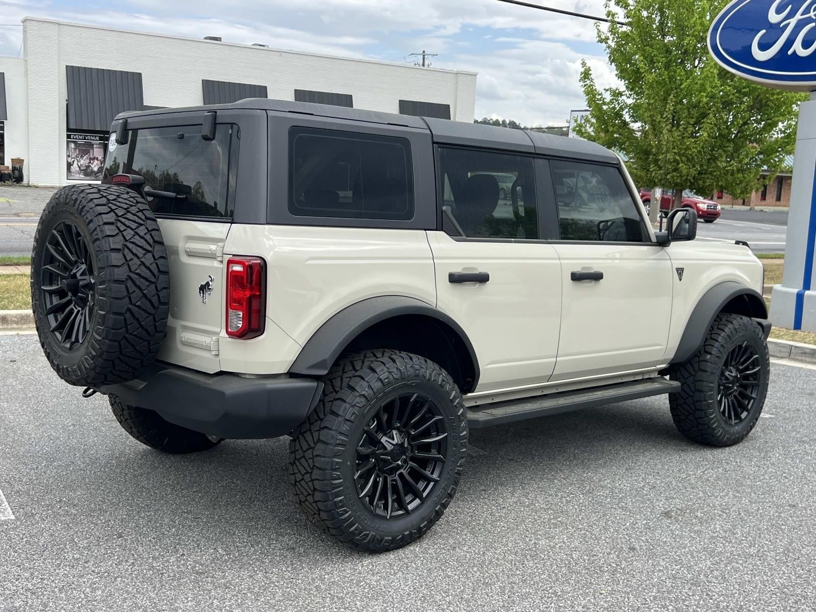 View vehicle photo 7