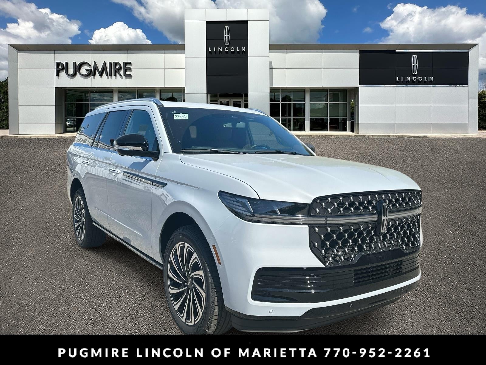 Crystal White Metallic Clearcoat 2026 Lincoln Navigator SUV / Crossover Four-Wheel Drive Automatic
