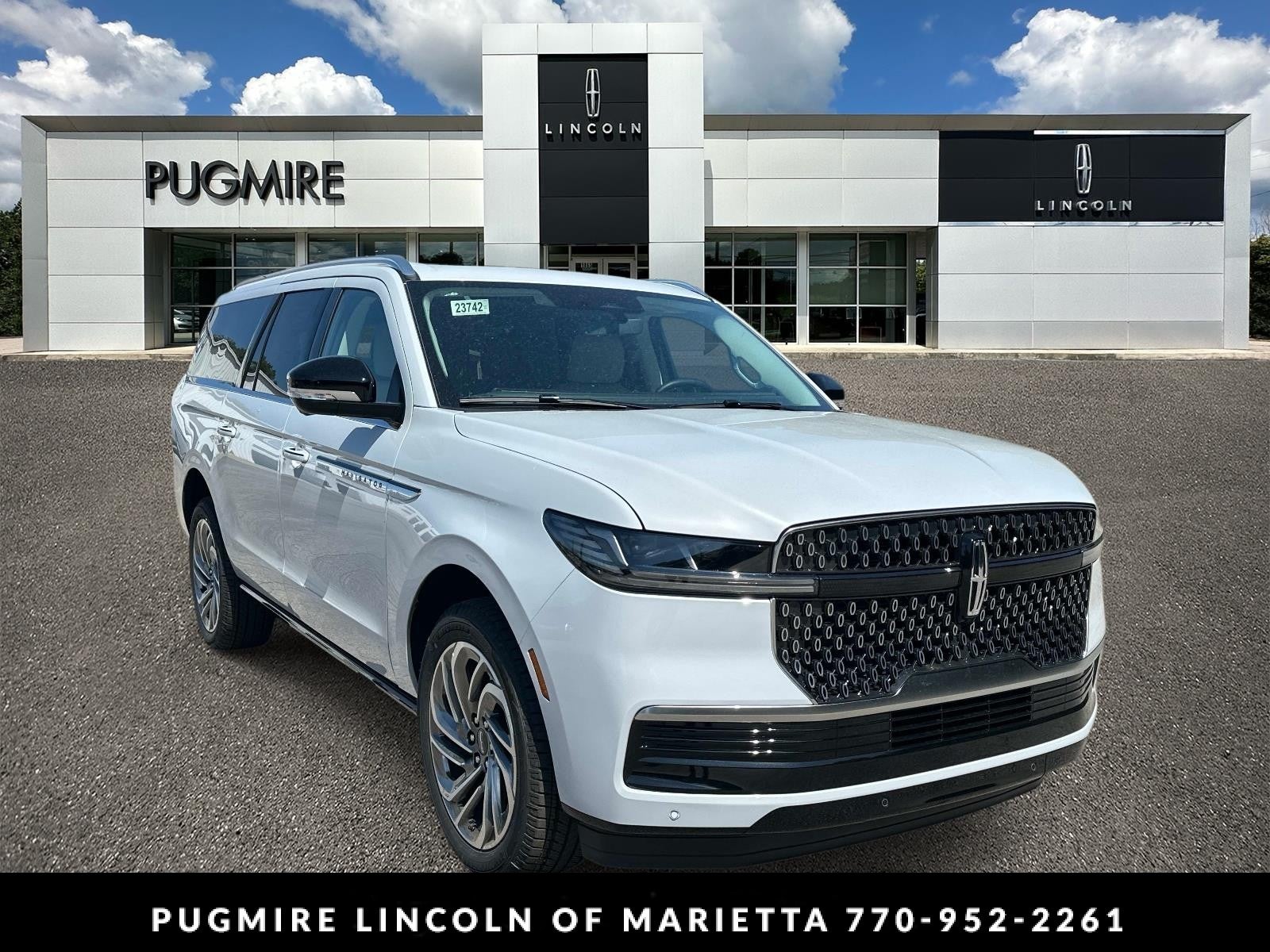 Crystal White Metallic Clearcoat 2026 Lincoln Navigator SUV / Crossover Four-Wheel Drive Automatic