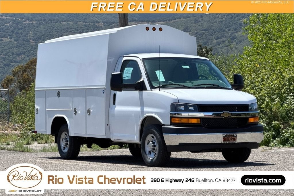 Summit White 2026 Chevrolet Express Chassis Van Rear-Wheel Drive Automatic