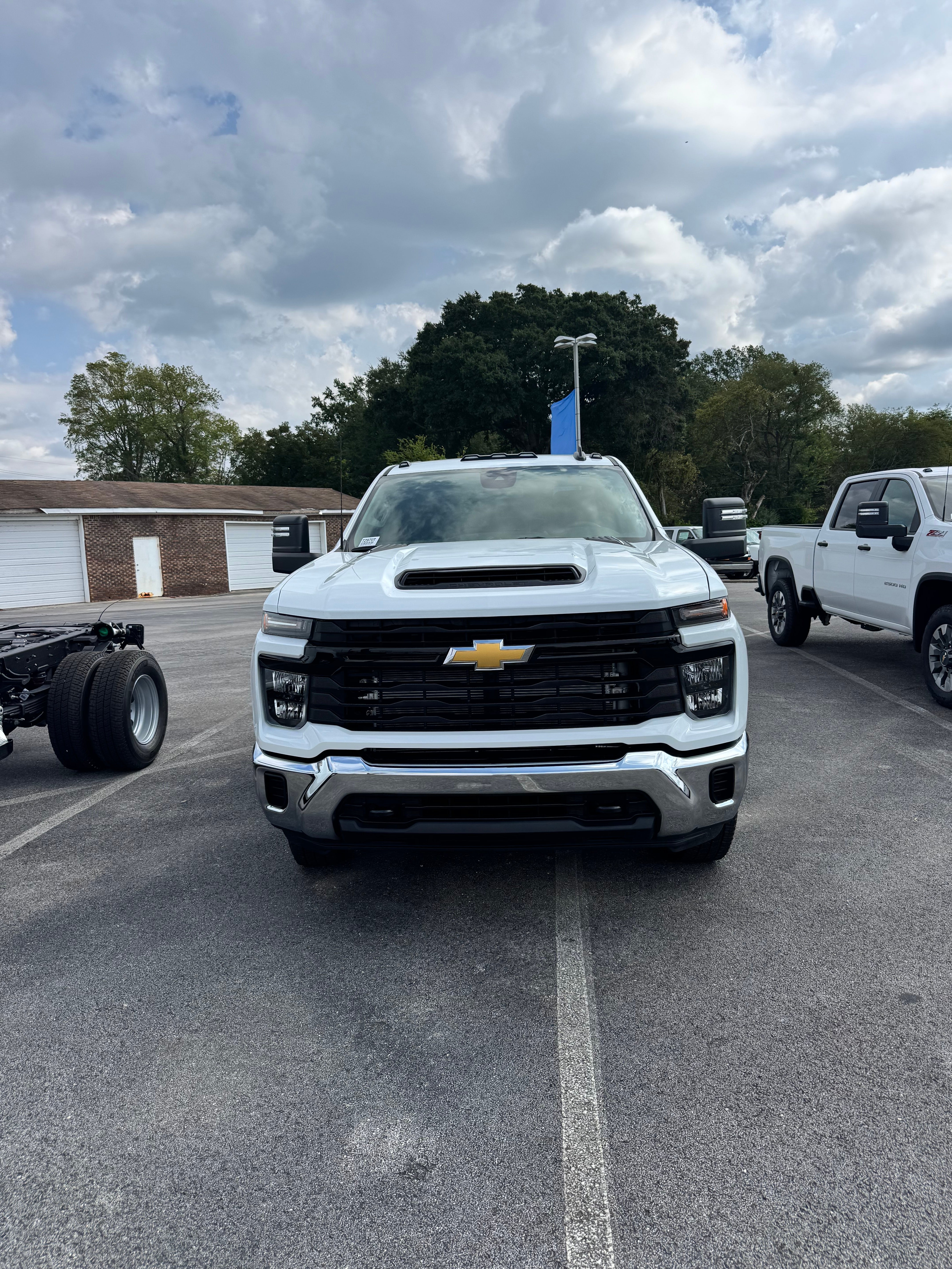 Summit White 2026 Chevrolet Silverado 3500HD Chassis Pickup Truck Four-Wheel Drive Automatic