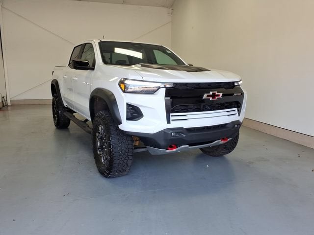 Summit White 2024 Chevrolet Colorado Pickup Truck Four-Wheel Drive Automatic
